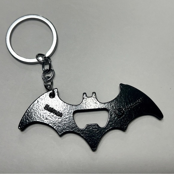 DC x Batman - Bottle Opener Keychain 🦇🍾 - Picture 5 of 5